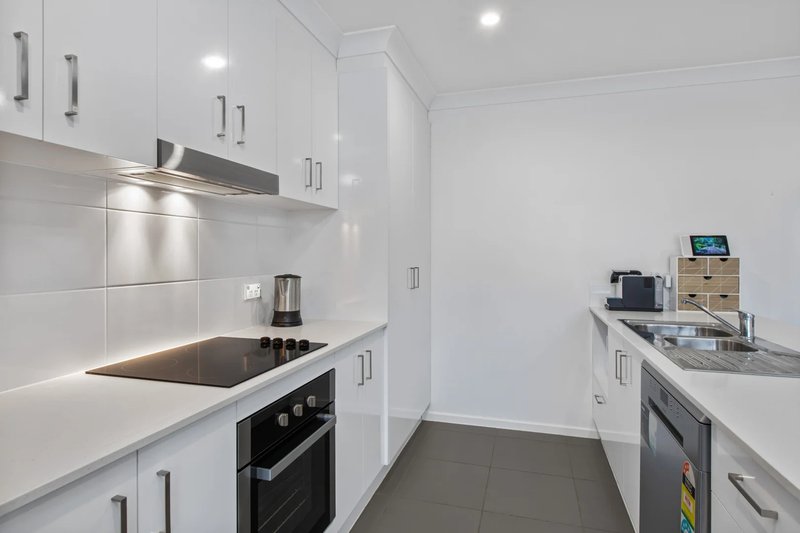 Photo - 9 Carroll Walk, Pakenham VIC 3810 - Image 2