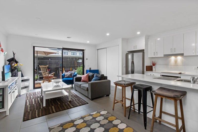 Photo - 9 Carroll Walk, Pakenham VIC 3810 - Image 3