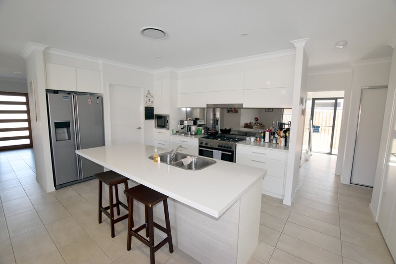 Photo - 9 Cascade Close, New Auckland QLD 4680 - Image 3