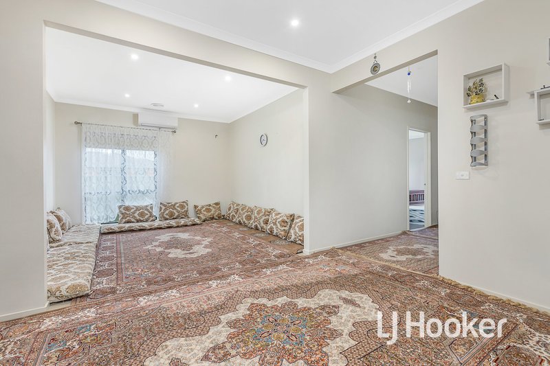 Photo - 9 Chorus Way, Cranbourne East VIC 3977 - Image 5