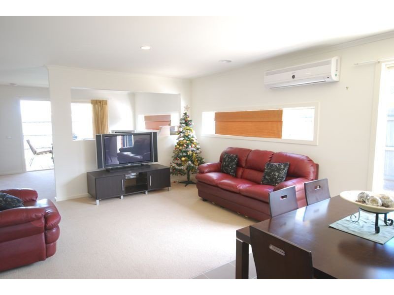 Photo - 9 Cleopatra Drive, Cranbourne VIC 3977 - Image 3