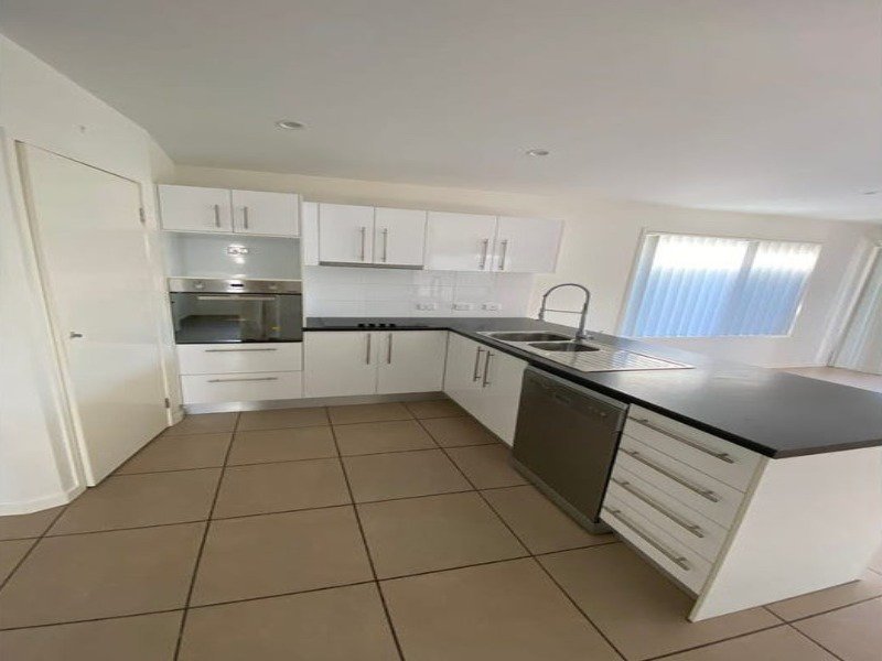 Photo - 9 Coralie Avenue, Wynnum West QLD 4178 - Image 2