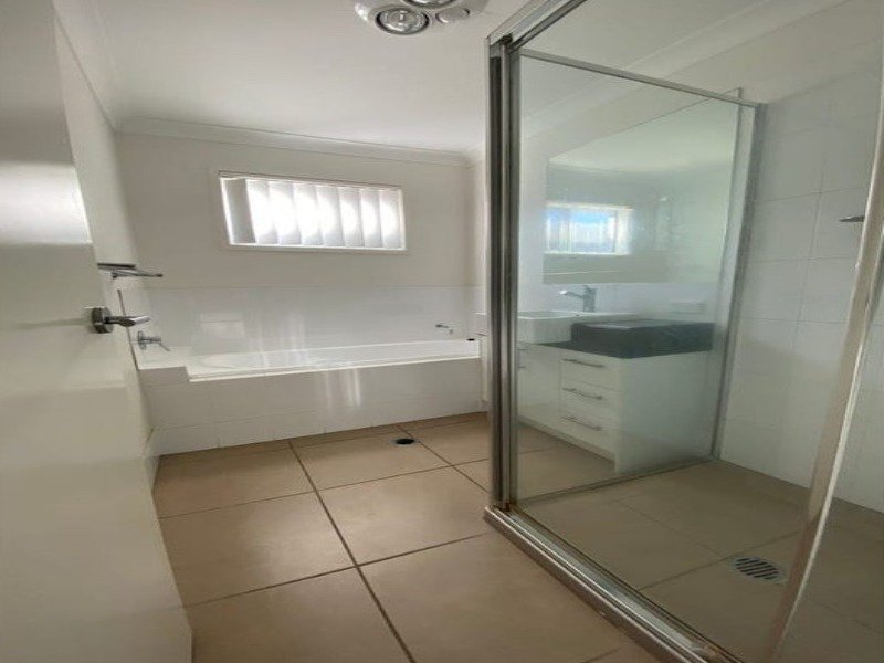 Photo - 9 Coralie Avenue, Wynnum West QLD 4178 - Image 5