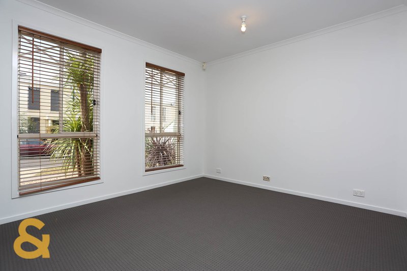 Photo - 9 Corona Place, Roxburgh Park VIC 3064 - Image 3