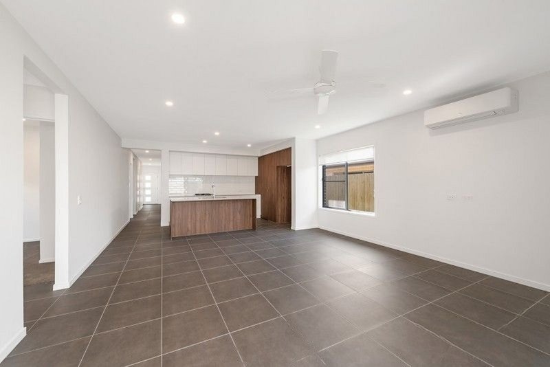 Photo - 9 Crawford Street, Strathpine QLD 4500 - Image 5