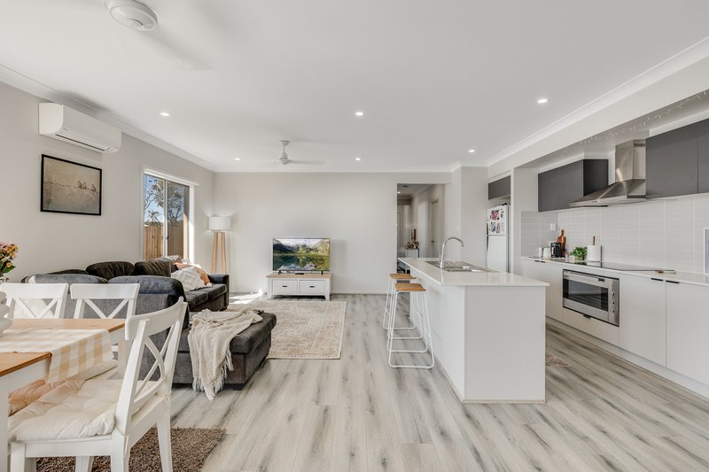 Photo - 9 Dallas Street, Cotswold Hills QLD 4350 - Image 2