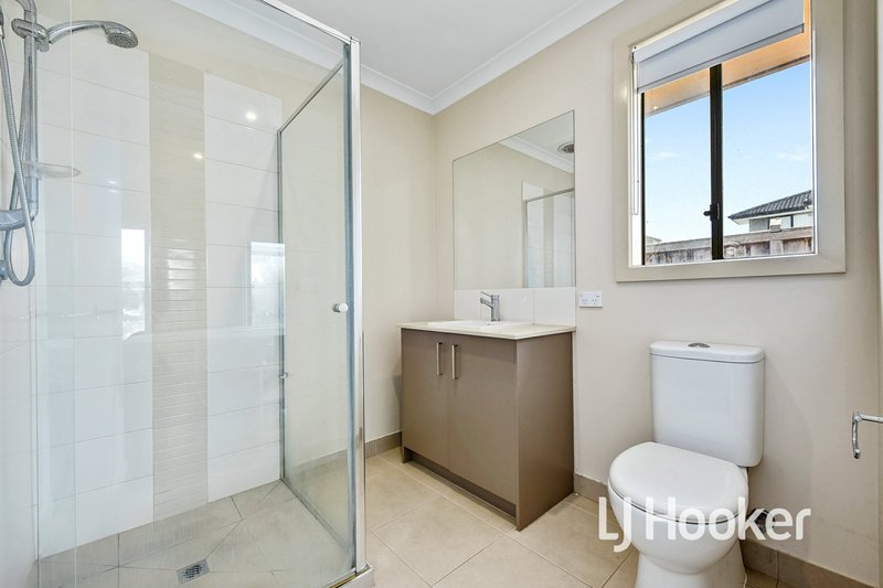 Photo - 9 Deegan Way, Cranbourne East VIC 3977 - Image 4