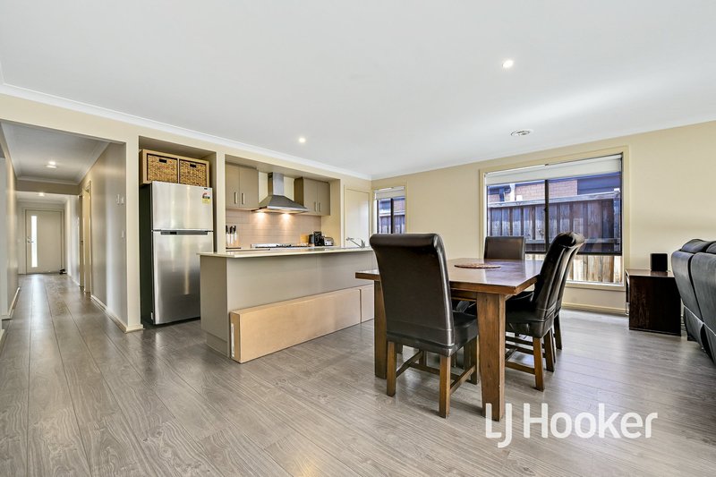 Photo - 9 Deegan Way, Cranbourne East VIC 3977 - Image 6