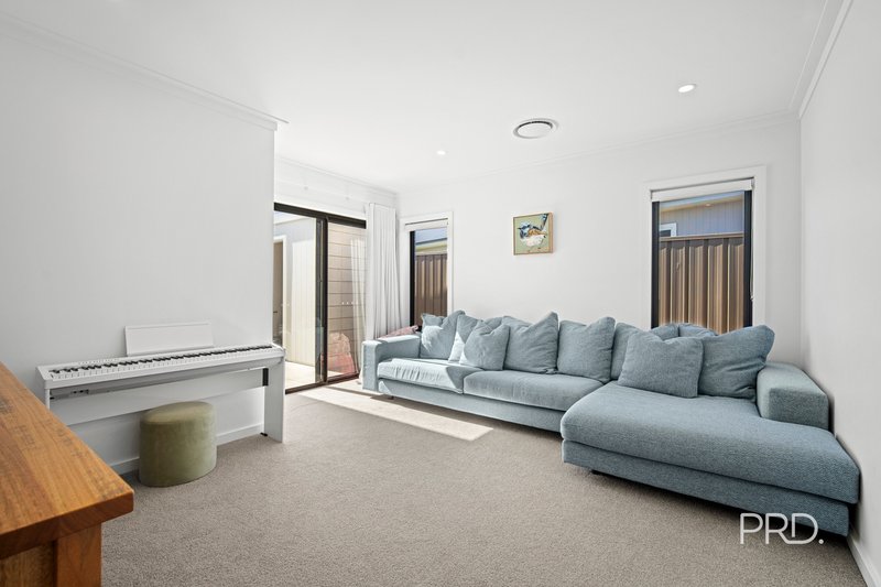 Photo - 9 Denny Crescent, Gobbagombalin NSW 2650 - Image 5