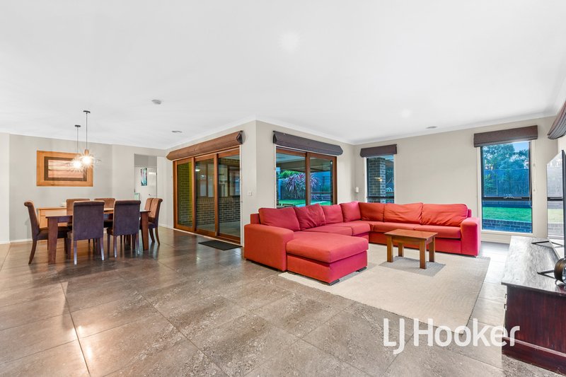 Photo - 9 Duce Street, Cranbourne East VIC 3977 - Image 5