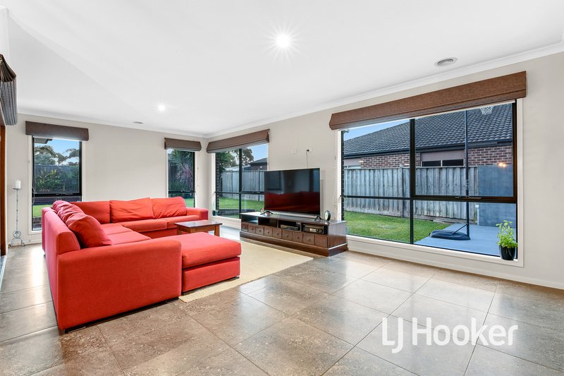 Photo - 9 Duce Street, Cranbourne East VIC 3977 - Image 6