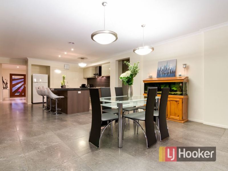 Photo - 9 Duce Street, Cranbourne East VIC 3977 - Image 7