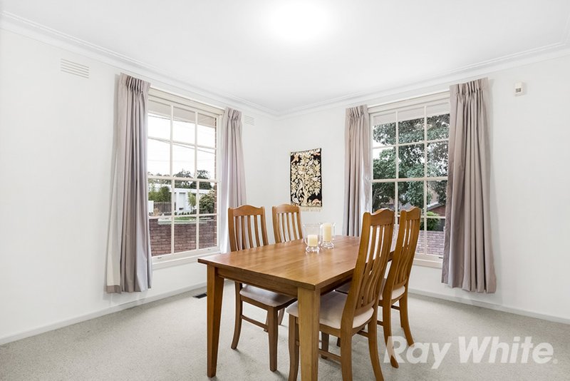 Photo - 9 Dunsmuir Drive, Mount Waverley VIC 3149 - Image 5