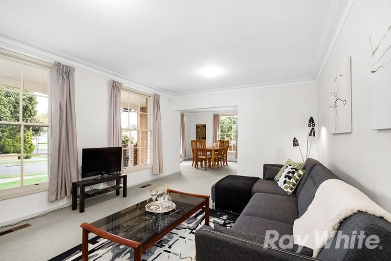 Photo - 9 Dunsmuir Drive, Mount Waverley VIC 3149 - Image 6