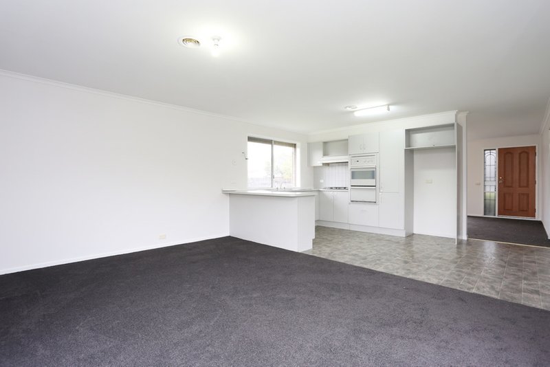 Photo - 9 Edgecombe Way, Roxburgh Park VIC 3064 - Image 3