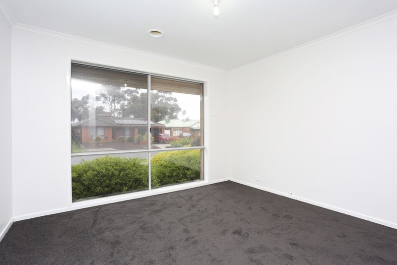 Photo - 9 Edgecombe Way, Roxburgh Park VIC 3064 - Image 4