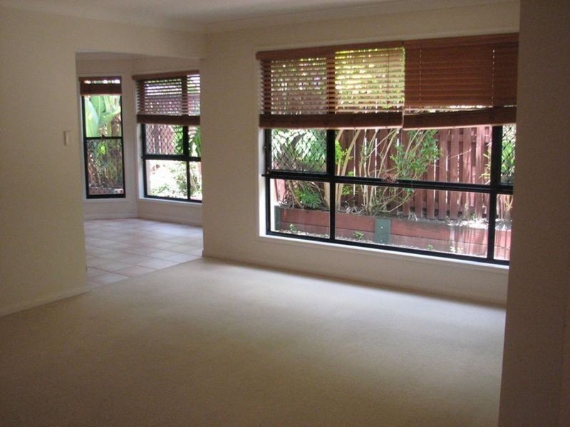 Photo - 9 Elimbah Street, Pacific Pines QLD 4211 - Image 4