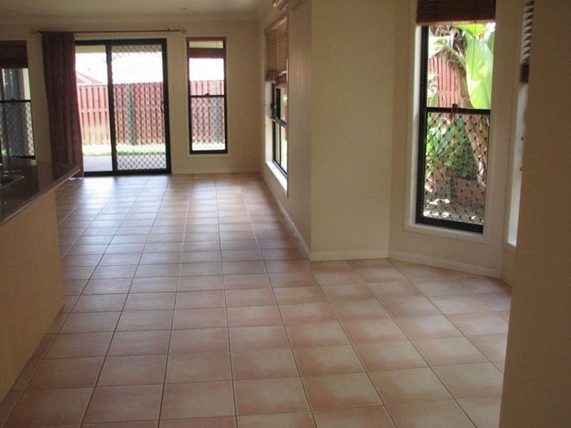 Photo - 9 Elimbah Street, Pacific Pines QLD 4211 - Image 5