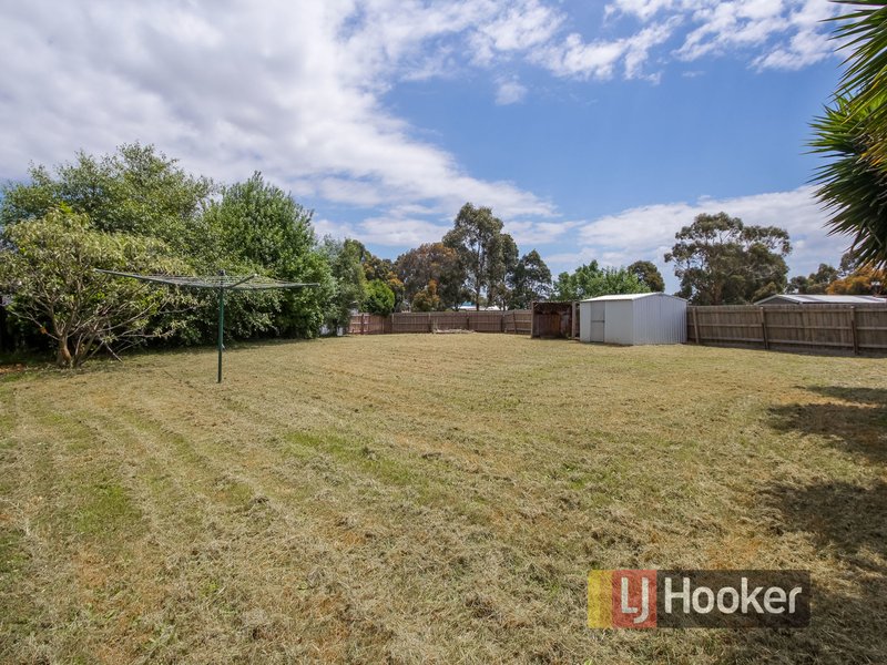 Photo - 9 Ellery Court, Cranbourne North VIC 3977 - Image 5