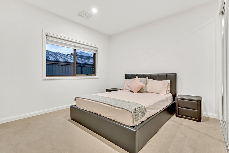 Photo - 9 Emblem Way, Craigieburn VIC 3064 - Image 15