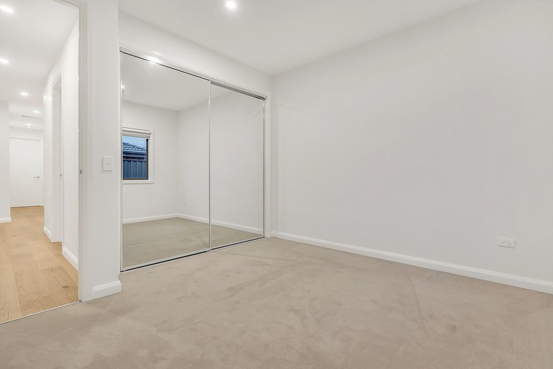 Photo - 9 Emblem Way, Craigieburn VIC 3064 - Image 16