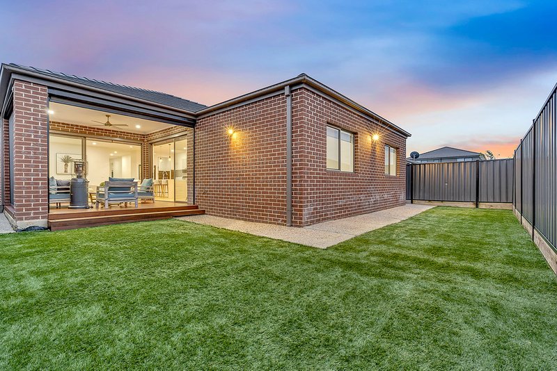 Photo - 9 Emblem Way, Craigieburn VIC 3064 - Image 20