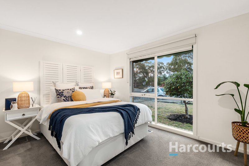 Photo - 9 Ensign Close, Wantirna VIC 3152 - Image 4