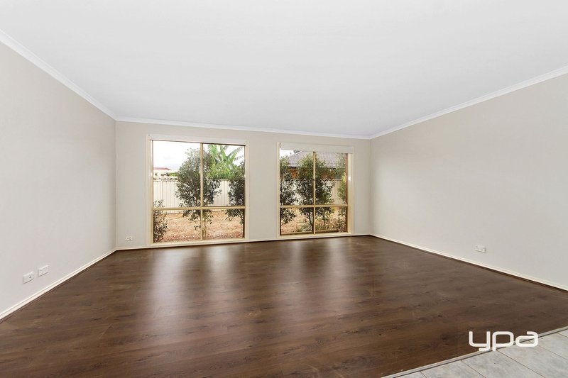 Photo - 9 Erindale Place, Craigieburn VIC 3064 - Image 3