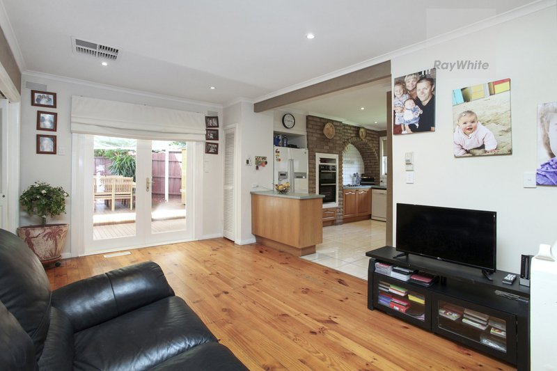 Photo - 9 Farley Court, Gladstone Park VIC 3043 - Image 4