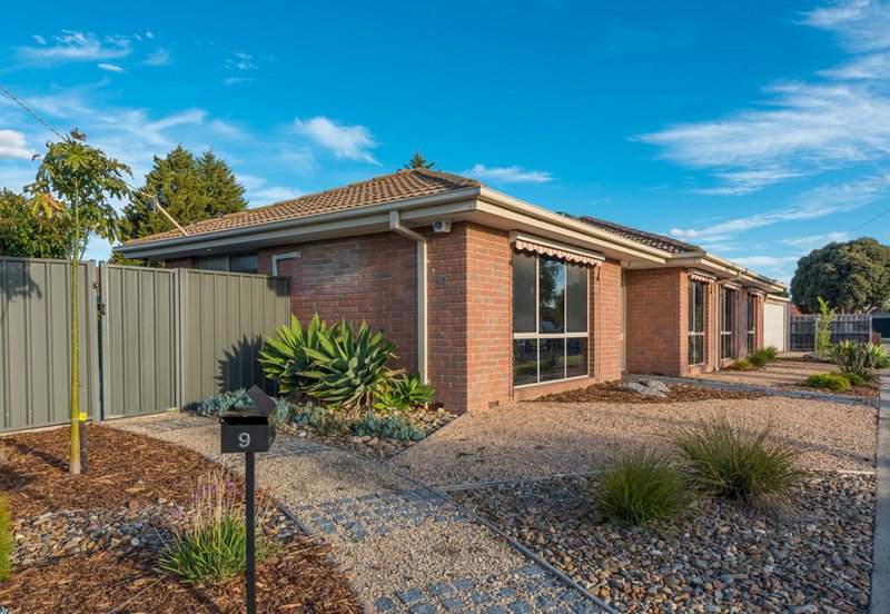 Photo - 9 Farnborough Avenue, Craigieburn VIC 3064 - Image 2