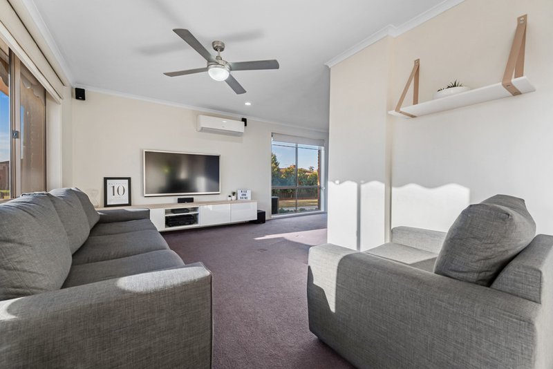 Photo - 9 Farnborough Avenue, Craigieburn VIC 3064 - Image 4