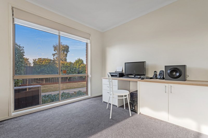 Photo - 9 Farnborough Avenue, Craigieburn VIC 3064 - Image 5