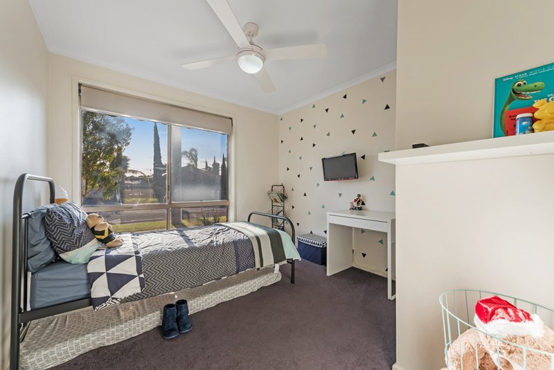 Photo - 9 Farnborough Avenue, Craigieburn VIC 3064 - Image 10