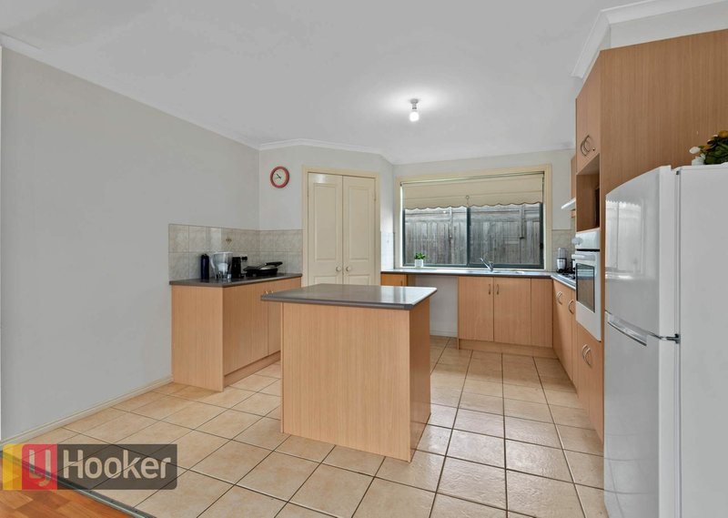 Photo - 9 Farskiene Place, Hampton Park VIC 3976 - Image 3