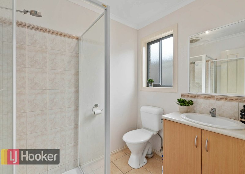 Photo - 9 Farskiene Place, Hampton Park VIC 3976 - Image 8