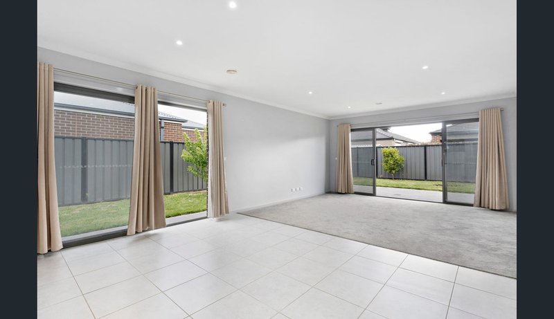 Photo - 9 Featherpark Way, Craigieburn VIC 3064 - Image 3