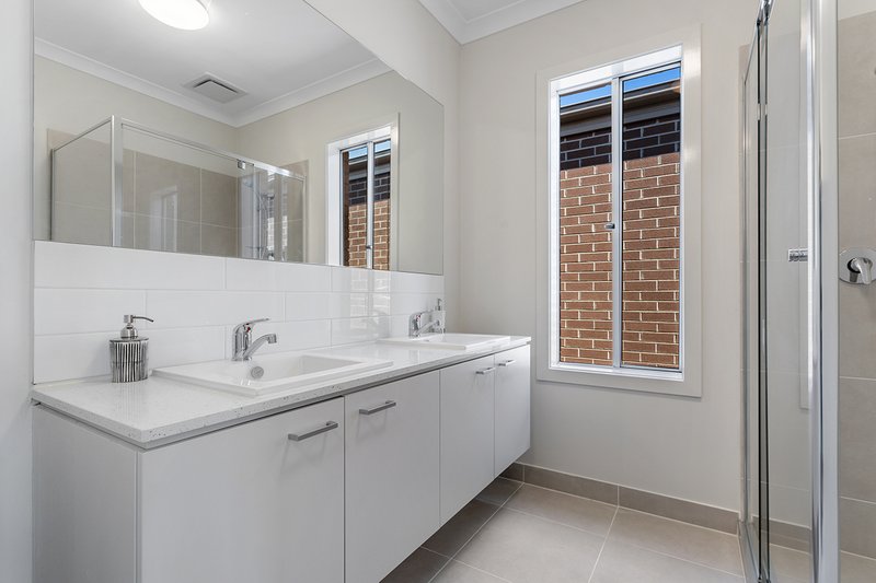 Photo - 9 Featherwood Crescent, Craigieburn VIC 3064 - Image 3