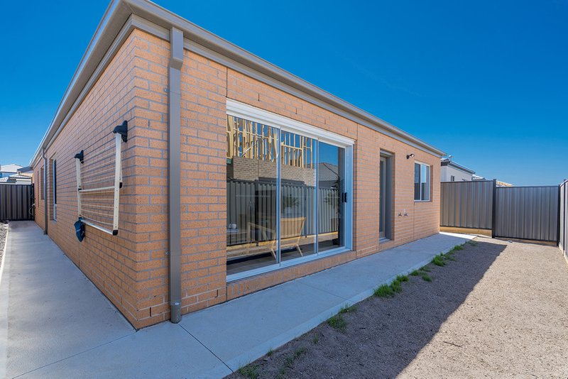 Photo - 9 Featherwood Crescent, Craigieburn VIC 3064 - Image 15