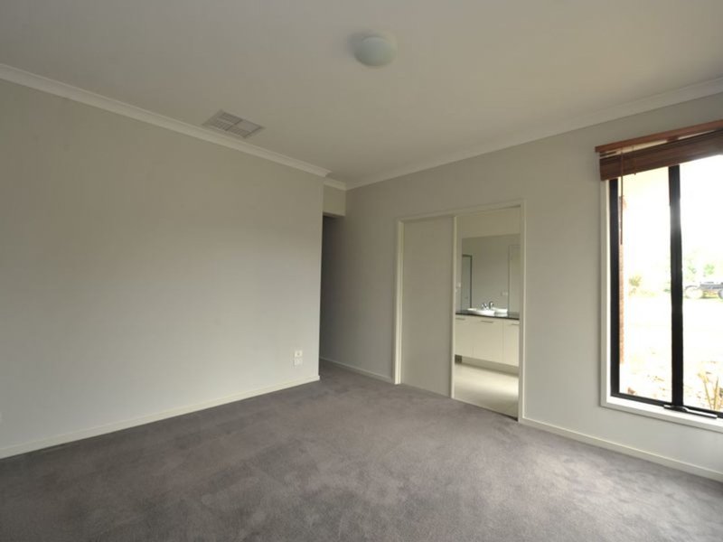 Photo - 9 Goulburn Place, Pakenham VIC 3810 - Image 9