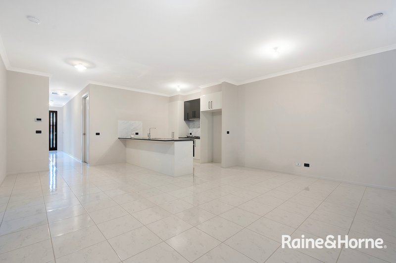 Photo - 9 Granite Court, Cranbourne East VIC 3977 - Image 2