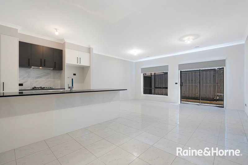 Photo - 9 Granite Court, Cranbourne East VIC 3977 - Image 3