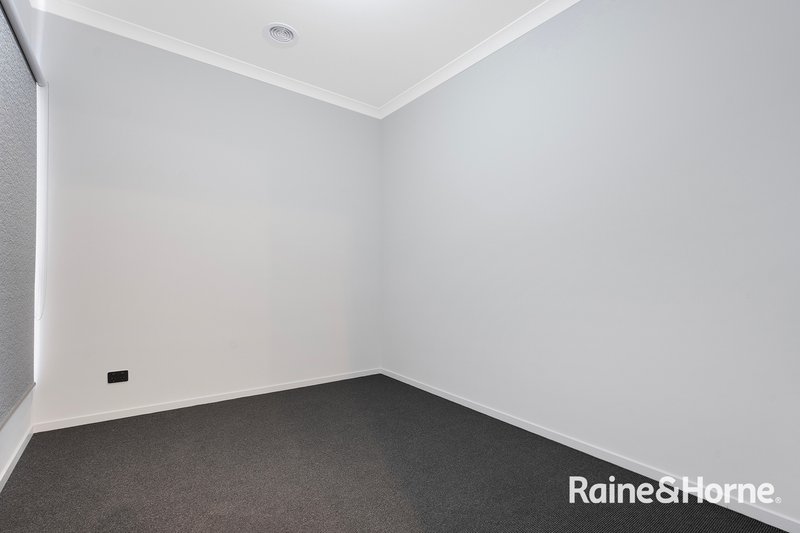 Photo - 9 Granite Court, Cranbourne East VIC 3977 - Image 7