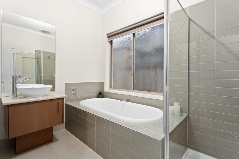 Photo - 9 Grattan Way, Pakenham VIC 3810 - Image 7