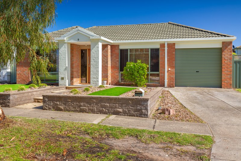 Photo - 9 Hallmark Drive, Narre Warren South VIC 3805 - Image 2