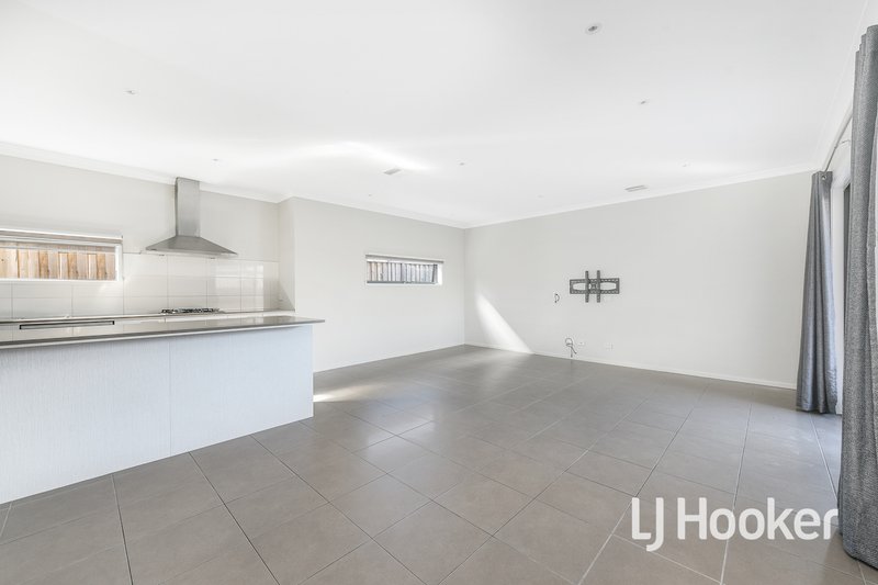 Photo - 9 Heathland Circuit, Cranbourne East VIC 3977 - Image 2