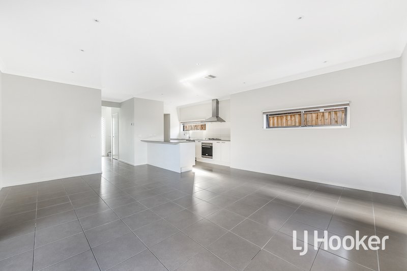 Photo - 9 Heathland Circuit, Cranbourne East VIC 3977 - Image 3