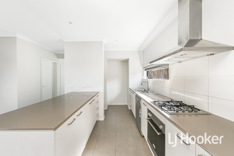 Photo - 9 Heathland Circuit, Cranbourne East VIC 3977 - Image 6