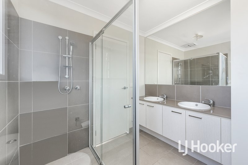 Photo - 9 Heathland Circuit, Cranbourne East VIC 3977 - Image 10