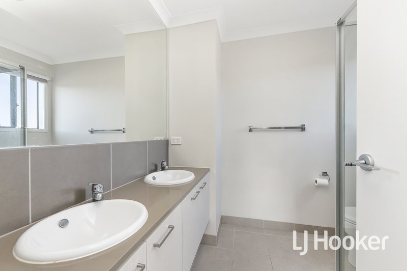 Photo - 9 Heathland Circuit, Cranbourne East VIC 3977 - Image 11