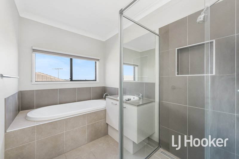 Photo - 9 Heathland Circuit, Cranbourne East VIC 3977 - Image 14